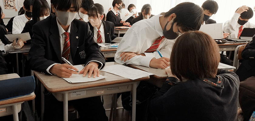 黒板で一斉に解説するのではなく、生徒ごと個別に対応していくのがポイント!