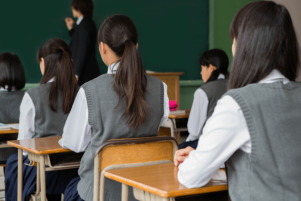 授業中の教師と女子生徒 脱『一斉学習』でタイムロスを学力向上に