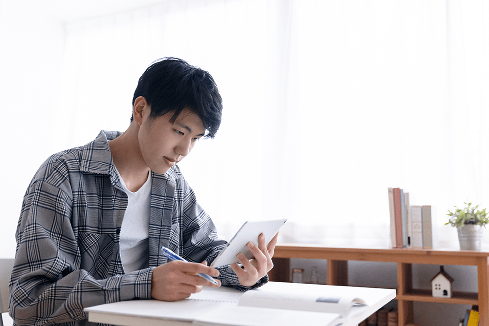 自宅で勉強する高校生 脱『孤独学習』で学習意欲をUP