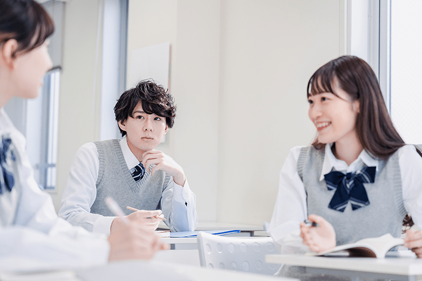 教室でディベートをする高校生 アクティブラーニング