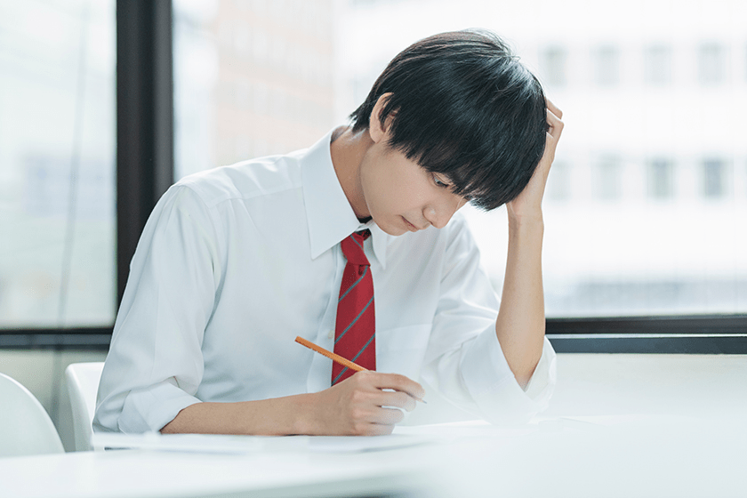 試験を受ける男子高校生 定期考査