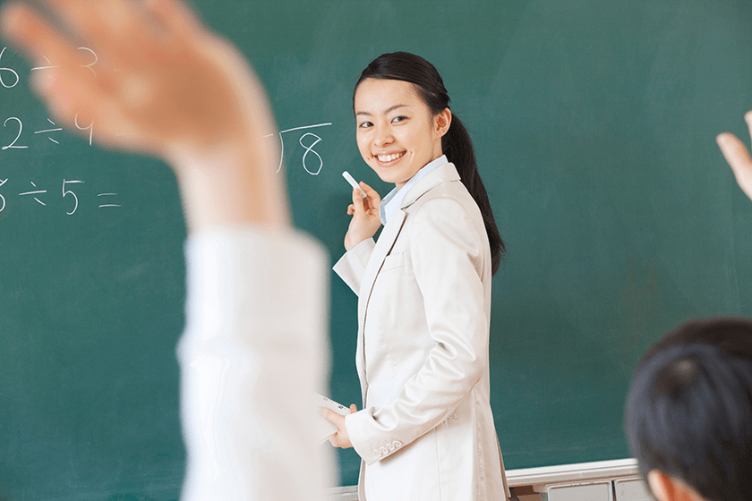 笑顔で授業をする女性教師 双方向型授業