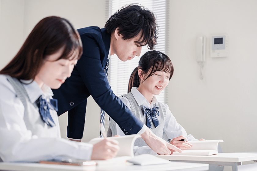 先生の指導を受ける高校生 指導と評価の一体化