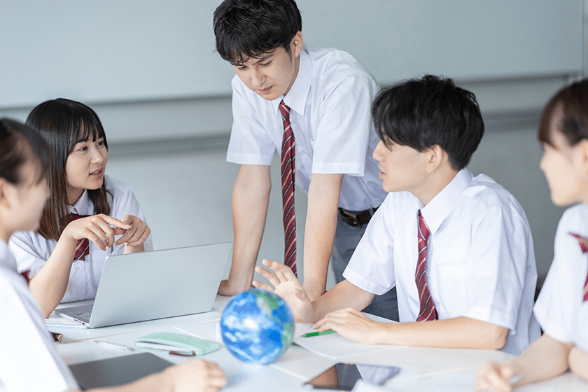 グループワークをする高校生 主体的・対話的で深い学び