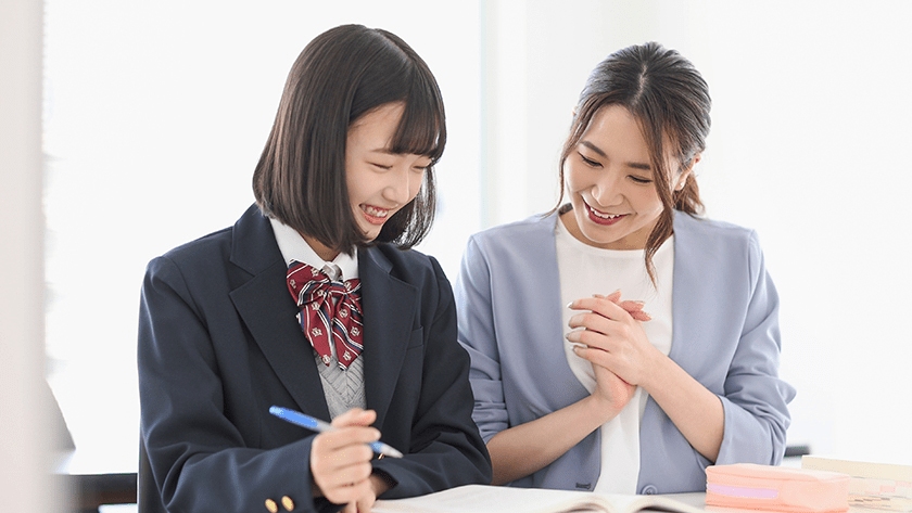 制服の女子学生と塾講師 ティーチングとコーチング