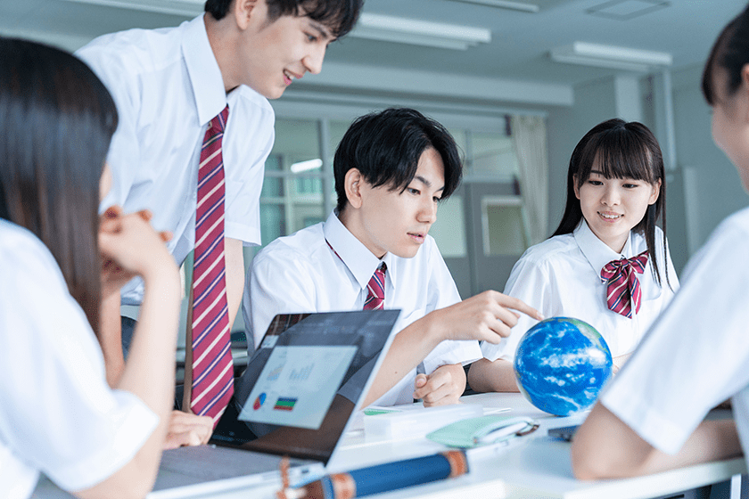 グループワークをする高校生 協働的な学び