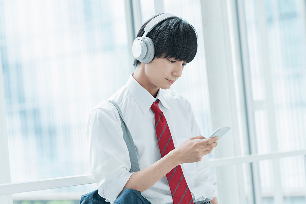 音楽を聴く男子高校生 好きなことから考える