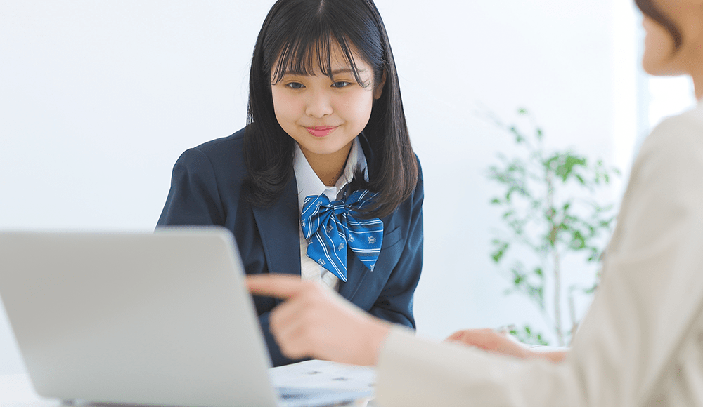 面談する高校生 探究学習でティーチングが必要となる場面は?