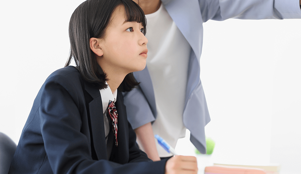 面談する高校生 探究学習でティーチングが必要となる場面は?