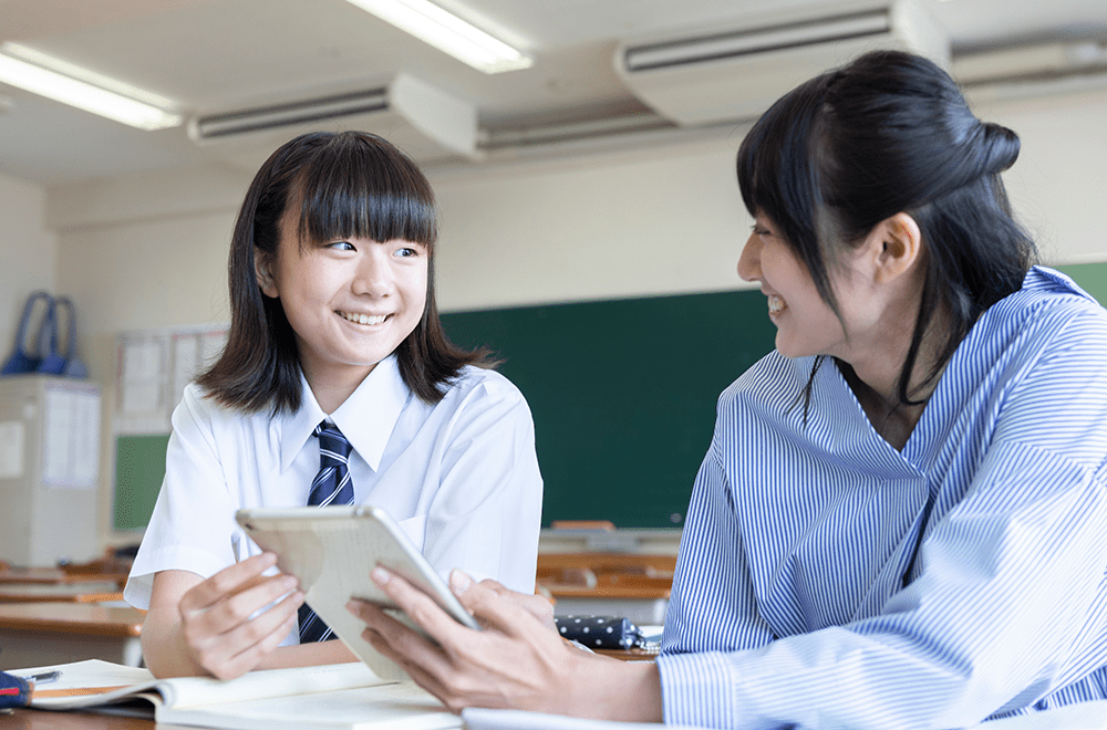 面談する高校生 情報収集の促進