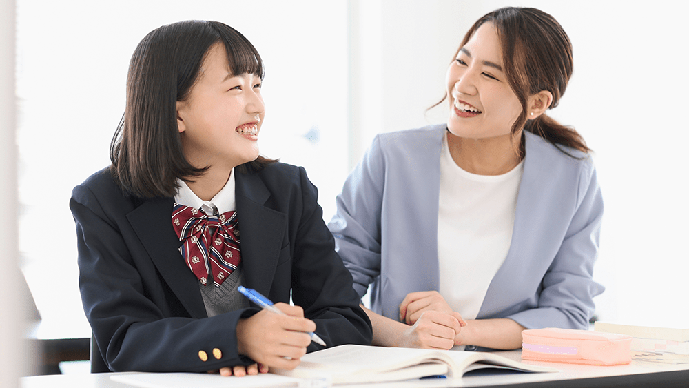 制服の女子学生と塾講師 探究プロセスのリフレクション